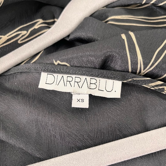 DIARRABLU Satu One-Shoulder Dress Black and Gold. - Picture 6 of 11